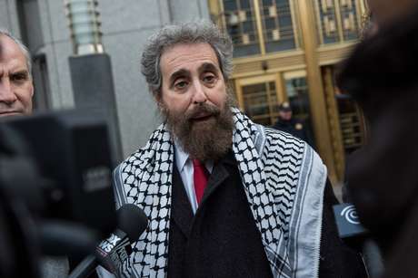 Stanley L. Cohen, advogado que representa o genro de Osama Bin Laden, Sulaiman Abu Ghaith, fala aos jornalistas, do lado de fora do tribunal federal, em 24 de março, em Nova York <p>Stanley L. Cohen, advogado que representa o genro de Osama Bin Laden, Sulaiman Abu Ghaith, fala aos jornalistas, do lado de fora do tribunal federal, em 24 de março, em Nova York</p>