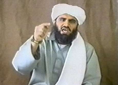 Homem identificado como Abu Suleiman Ghaith, um dos genros de Bin Laden, aparece nesta imagem estática tirada de um vídeo sem data <p>Homem identificado como Abu Suleiman Ghaith, um dos genros de Bin Laden, aparece nesta imagem estática tirada de um vídeo sem data</p>