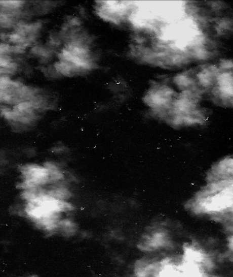 Imagem captada em 24 de março pelo satélite de observação da Terra da Tailândia e divulgada nesta quinta-feira, 27 de março mostra objetos flutuantes no sul do Oceano Índico, que podem ser parte do avião desaparecido da Malaysia Airlines <p>Imagem captada em 24 de março pelo satélite de observação da Terra da Tailândia e divulgada nesta quinta-feira, 27 de março mostra objetos flutuantes no sul do Oceano Índico, que podem ser parte do avião desaparecido da Malaysia Airlines</p>
