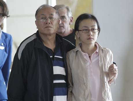 Companhias de seguro da China já começaram a indenizar famílias das vítimas do voo da Malaysia Airlines. Na foto, familiares esperam por novas notícias em um hotel de Bangi, em 27 de março <p>Companhias de seguro da China já começaram a indenizar famílias das vítimas do voo da Malaysia Airlines. Na foto, familiares esperam por novas notícias em um hotel de Bangi, em 27 de março</p>