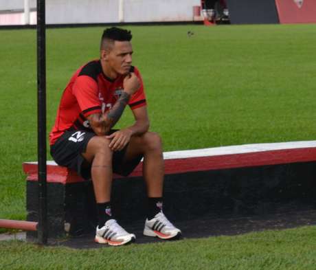 Novo reforço, Wágner Carioca observa treino no CCT do Urias Magalhães Novo reforço, Wágner Carioca observa treino no CCT do Urias Magalhães