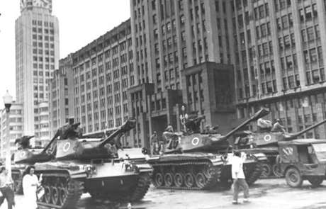 Militares tomaram o poder à força em 1964 <p>Militares tomaram o poder à força em 1964</p>