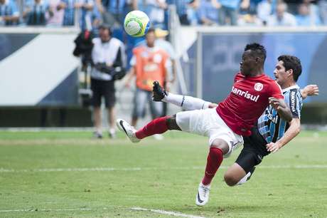 Paulão disputa bola com Riveros; colorado diz ter sido alvo de racismo <p>Paulão disputa bola com Riveros; colorado diz ter sido alvo de racismo</p>