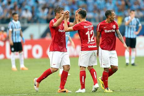 Rafael Moura marcou os dois gols do Internacional Rafael Moura marcou os dois gols do Internacional