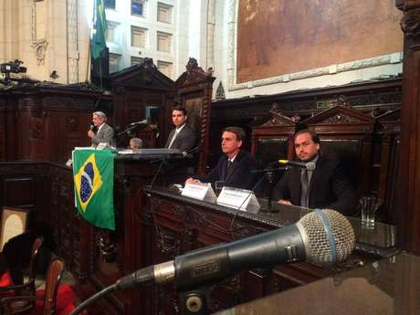 Deputado Flávio Bolsonaro (PP) presidia sessão ao lado do pai, o deputado federal Jair Bolsonaro (PP-RJ), e do irmão, o vereador Carlos Bolsonaro (PP) <p>Deputado Flávio Bolsonaro (PP) presidia sessão ao lado do pai, o deputado federal Jair Bolsonaro (PP-RJ), e do irmão, o vereador Carlos Bolsonaro (PP)</p>