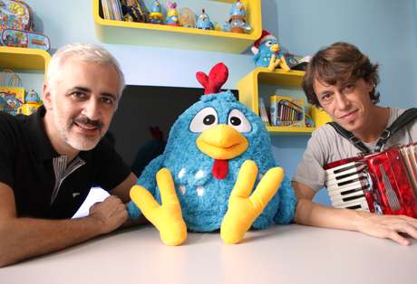 Juliano Prado (à esq.) e seu sócio Marco Luporini (à dir.) com a Galinha Pintadinha: ambiente de trabalho tranquilo e poucos funcionários ajudam a estimular a criatividade de seus colaboradores Juliano Prado (à esq.) e seu sócio Marco Luporini (à dir.) com a Galinha Pintadinha: ambiente de trabalho tranquilo e poucos funcionários ajudam a estimular a criatividade de seus colaboradores