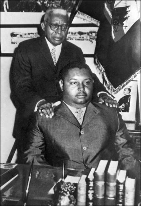 Jean Claude Duvalier, o Baby Doc, posa junto do pai, no palácio presidencial, na capital Porto Príncipe <p>Jean Claude Duvalier, o Baby Doc, posa junto do pai, no palácio presidencial, na capital Porto Príncipe</p>