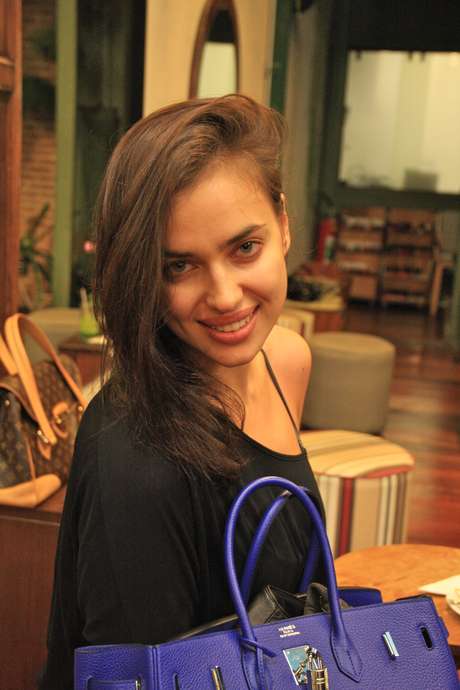 Irina fez tratamentos no cabelo antes de desfilar no SPFW Irina fez tratamentos no cabelo antes de desfilar no SPFW