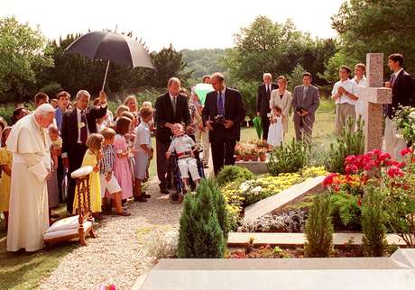 O Papa João Paulo II visitou em 1997 o túmulo do professor Lejeune, que morreu em 1994. O cientista descobridor da trissomia 21 foi oponente do aborto e ativista da Igreja <p>O Papa João Paulo II visitou em 1997 o túmulo do professor Lejeune, que morreu em 1994. O cientista descobridor da trissomia 21 foi oponente do aborto e ativista da Igreja</p>