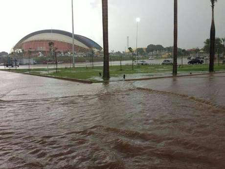 Temporal alagou entorno do estádio antes da partida <p>Temporal alagou entorno do estádio antes da partida</p>