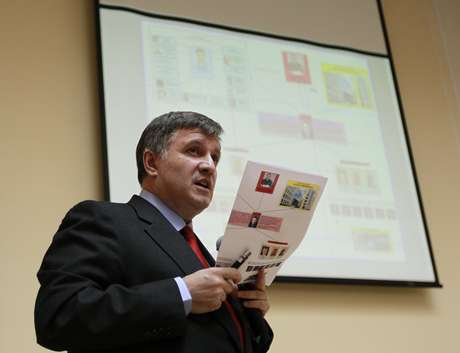 Ministro do Interior interino da Ucrânia, Arsen Avakov, acompanhou oficial de serviços de segurança em relatório que culpou a Rússia por mortes em manifestações Ministro do Interior interino da Ucrânia, Arsen Avakov, acompanhou oficial de serviços de segurança em relatório que culpou a Rússia por mortes em manifestações