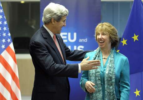 O Secretário de Estado americano, John Kerry, e a a chefe do serviço exterior europeu, Catherine Ashton em 2 de abril O Secretário de Estado americano, John Kerry, e a a chefe do serviço exterior europeu, Catherine Ashton em 2 de abril