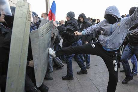 6 de abril: manifestantes pró-Rússia enfrentam a polícia em frente o prédio do governo em Donestsk 6 de abril: manifestantes pró-Rússia enfrentam a polícia em frente o prédio do governo em Donestsk