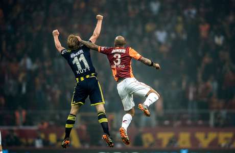 Felipe Melo foi expulso no clássico turco entre Galatasaray e Fenerbahce Felipe Melo foi expulso no clássico turco entre Galatasaray e Fenerbahce