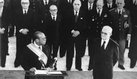 Os ex-presidentes Ernesto Geisel e João Batista Figueiredo durante passagem de cargo em BrasÃlia