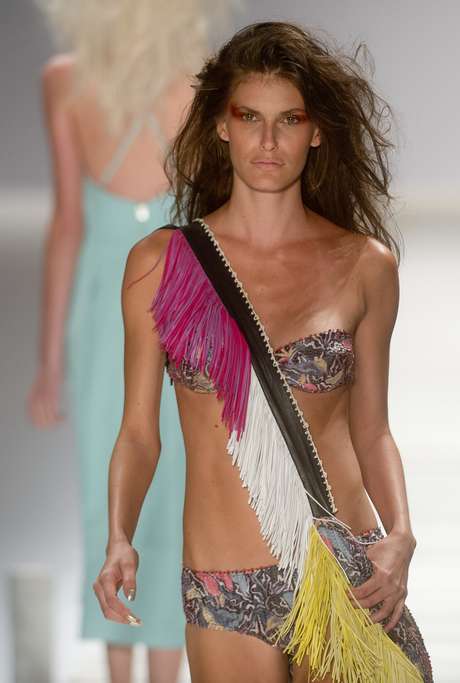 Com desfile de Patrícia Viera, começou nesta terça-feira (8) a 25ª edição do Fashion Rio. A grife apresentou coleção inspirada em Punta del Este. Patrícia Viera apostou em tons de tangerina, azuis (acqua), areia, marinho, verdes, tudo pensado e texturizado com o que a estilista viu e sentiu no balneário uruguaio <p>Com desfile de Patrícia Viera, começou nesta terça-feira (8) a 25ª edição do Fashion Rio. A grife apresentou coleção inspirada em Punta del Este. Patrícia Viera apostou em tons de tangerina, azuis (acqua), areia, marinho, verdes, tudo pensado e texturizado com o que a estilista viu e sentiu no balneário uruguaio</p>