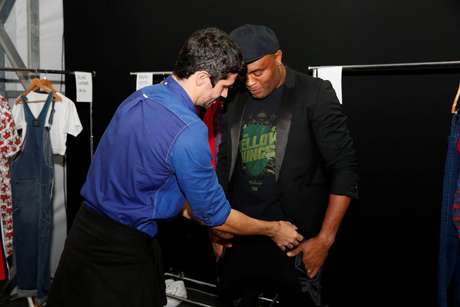 Astro do MMA diz que não poderia desfilar de sunga no Fashion Rio <p>Astro do MMA diz que não poderia desfilar de sunga no Fashion Rio</p>