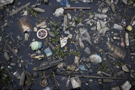 No fim de 2013, agências internacionais registraram imagens de muito lixo na Baía de Guanabara <p>No fim de 2013, agências internacionais registraram imagens de muito lixo na Baía de Guanabara</p>