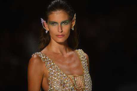 Carol Francischini desfilou com túnica transparente só de pedras <p>Carol Francischini desfilou com túnica transparente só de pedras</p>