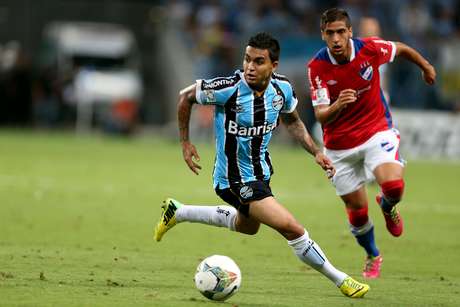 Dudu tenta armar jogada pelo Grêmio Dudu tenta armar jogada pelo Grêmio