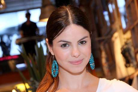 Com rostinho de menina e traços suaves e delicados, a atriz Sthefany Brito começou a brilhar na TV ainda criança. Apesar disso, passou a dedicar um cuidado especial com a pele há pouco tempo Com rostinho de menina e traços suaves e delicados, a atriz Sthefany Brito começou a brilhar na TV ainda criança. Apesar disso, passou a dedicar um cuidado especial com a pele há pouco tempo