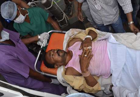 Homem atingido por bomba neste sábado é levado ao hospital em Chhattinsgarh, Índia. Ataques mataram 14 pessoas neste final de semana Homem atingido por bomba neste sábado é levado ao hospital em Chhattinsgarh, Índia. Ataques mataram 14 pessoas neste final de semana