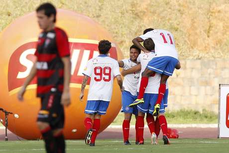 Bahia havia vencido primeiro jogo por 2 a 0; na segunda final, apenas confirmou favoritismo Bahia havia vencido primeiro jogo por 2 a 0; na segunda final, apenas confirmou favoritismo