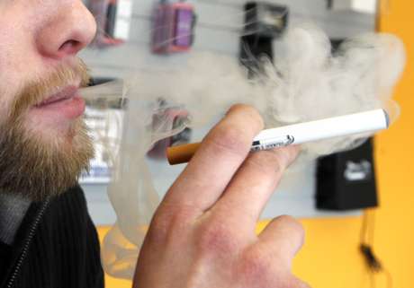 AP <p>Um cigarro eletrônico foi encontrado ao lado do leito de Jean Booth, onde aconteceu uma explosão no tubo de oxigênio</p>
