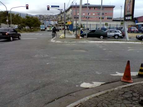 Alecir Macedo / vc repórter <p>Pedestres aguardam implantação de semáforo no bairro Vila Nova Cachoeirinha</p>