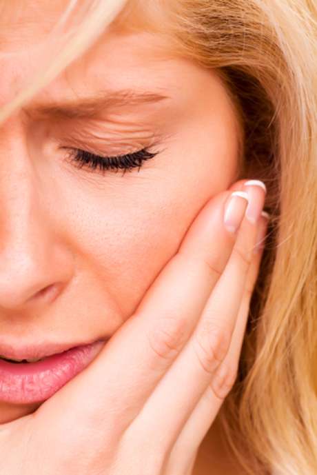 Quando deitamos o fluxo sanguíneo na cabeça aumenta, aumentando a pressão na polpa e piorando a dor de dente Quando deitamos o fluxo sanguíneo na cabeça aumenta, aumentando a pressão na polpa e piorando a dor de dente