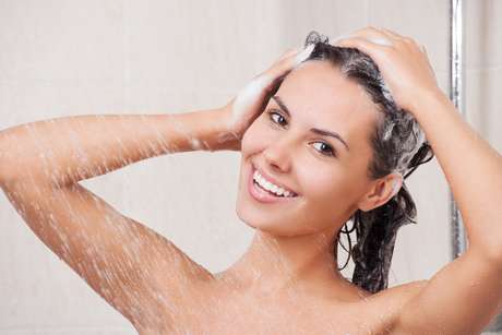 Usar uma dose pequena de xampu pode acabar com o frizz Usar uma dose pequena de xampu pode acabar com o frizz