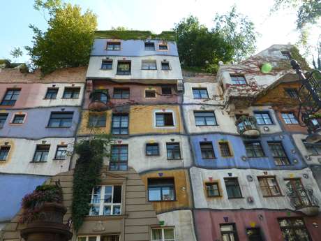Apesar de ter sido inaugurada em 1985, a Hundertwasserhaus, idealizada pelo artista plástico Friedensreich Hundertwasser, ainda surpreende com seu design amalucado e sua floresta no telhado , destacando-se na sóbria paisagem urbana de Viena Apesar de ter sido inaugurada em 1985, a Hundertwasserhaus, idealizada pelo artista plástico Friedensreich Hundertwasser, ainda surpreende com seu design amalucado e sua floresta no telhado , destacando-se na sóbria paisagem urbana de Viena