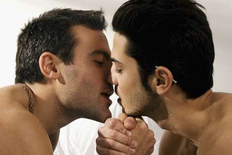 Homens se relacionam entre si, mas só praticam sexo com mulheres Homens se relacionam entre si, mas só praticam sexo com mulheres
