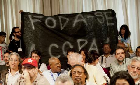Movimentos sociais protestaram contra a Copa durante debate Movimentos sociais protestaram contra a Copa durante debate