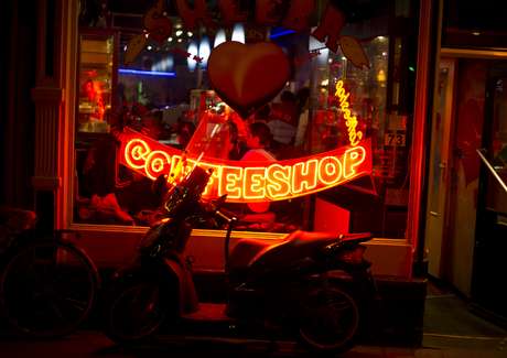 <p>O prefeito de Amsterd&atilde; pretende&nbsp;fechar 26 dos 76&nbsp;<em>coffee shops</em>&nbsp;em funcionamento na cidade</p>