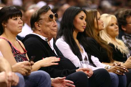Dono dos Clippers, Donald Sterling, proferiu declarações racistas à namorada Dono dos Clippers, Donald Sterling, proferiu declarações racistas à namorada