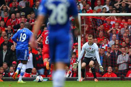 Demba Ba aproveitou vacilo de Gerrard para roubar a bola e abrir o placar para o Chelsea Demba Ba aproveitou vacilo de Gerrard para roubar a bola e abrir o placar para o Chelsea