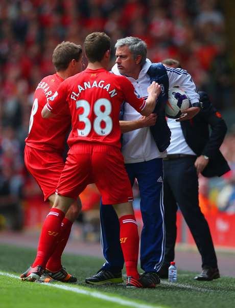 Mourinho segura a bola e irrita jogadores do Liverpool <p>Mourinho segura a bola e irrita jogadores do Liverpool</p>