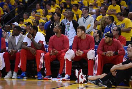 Atletas dos Clippers protestaram do banco de reservas com camisetas do avesso Atletas dos Clippers protestaram do banco de reservas com camisetas do avesso