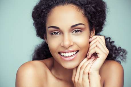 Apesar de poder ser realizado com diferentes ativos, o peeling nem sempre é indicado para as peles negras, que costumam reagir ao processo inflamatório desencadeado por ele com o desenvolvimento de manchas Apesar de poder ser realizado com diferentes ativos, o peeling nem sempre é indicado para as peles negras, que costumam reagir ao processo inflamatório desencadeado por ele com o desenvolvimento de manchas