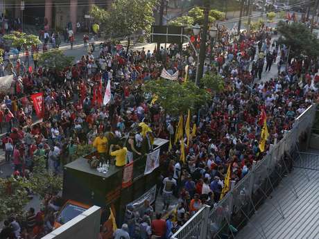 Centenas de manifestantes protestaram em frente à Câmara Municipal <p>Centenas de manifestantes protestaram em frente à Câmara Municipal</p>