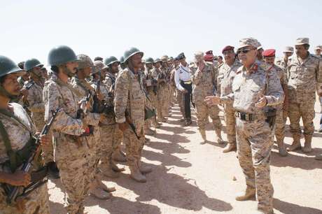 Ministro da Defesa do Iêmen, General Muhammad Nasir Ahmad, fala com tropas em um quartel do Exército na província de Shabwa antes de ofensiva contra redutos de militantes da Al Qaeda <p>Ministro da Defesa do Iêmen, General Muhammad Nasir Ahmad, fala com tropas em um quartel do Exército na província de Shabwa antes de ofensiva contra redutos de militantes da Al Qaeda</p>