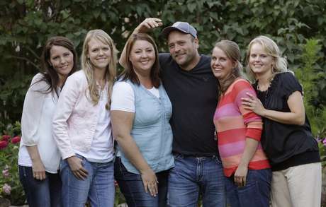 Nesta foto, de 11 de setembro de 2013, o americano Brady Williams posa com suas cinco esposas em frente à sua casa em uma comunidade polígama fora de Salt Lake City, Utah, EUA <p>Nesta foto, de 11 de setembro de 2013, o americano Brady Williams posa com suas cinco esposas em frente à sua casa em uma comunidade polígama fora de Salt Lake City, Utah, EUA</p>