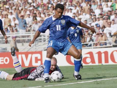 Thomas Ravelli perdeu duas vezes o duelo com Romário na Copa de 1994 Thomas Ravelli perdeu duas vezes o duelo com Romário na Copa de 1994