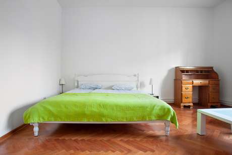 Em quarto de casal, evite encostar uma das laterais da cama à parede, para não travar a saída de uma das pessoas. Em quarto de casal, evite encostar uma das laterais da cama à parede, para não travar a saída de uma das pessoas.