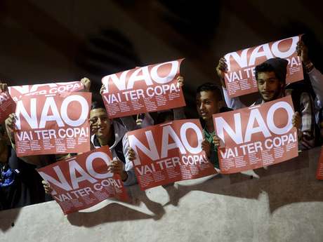 Manifestantes protestam contra a Copa do Mundo, em São Paulo <p>Manifestantes protestam contra a Copa do Mundo, em São Paulo</p>