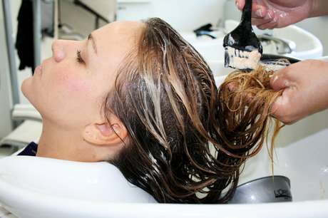 Antes de iniciar a reconstrução de mousse de chocolate, o cabelo é lavado com xampu de chocolate Antes de iniciar a reconstrução de mousse de chocolate, o cabelo é lavado com xampu de chocolate