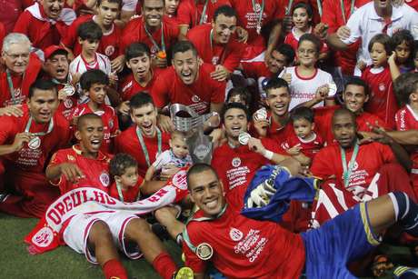 Jogadores do América-RN festejam o título do Campeonato Potiguar Jogadores do América-RN festejam o título do Campeonato Potiguar