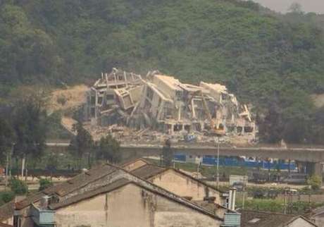 Twitter <p>Foto mostra a demolição da Igreja cristã de Sanjiang, na China</p>