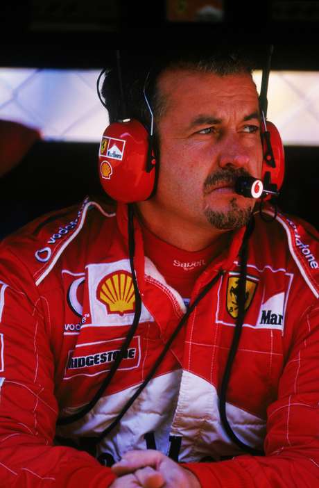 Nigel Stepney foi demitido da Ferrari em 2007, após repassar informações confidenciais para a McLaren; equipe inglesa perdeu pontos da temporada, enquanto mecânico foi demitido Nigel Stepney foi demitido da Ferrari em 2007, após repassar informações confidenciais para a McLaren; equipe inglesa perdeu pontos da temporada, enquanto mecânico foi demitido